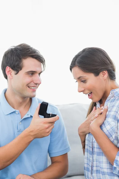 Bell'uomo che offre un anello di fidanzamento alla sua ragazza — Foto Stock