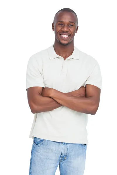 Hombre sonriente posando con los brazos cruzados — Foto de Stock