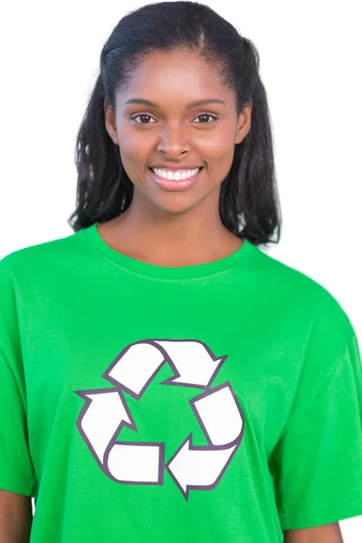 Jolie femme portant un t-shirt de recyclage vert — Photo