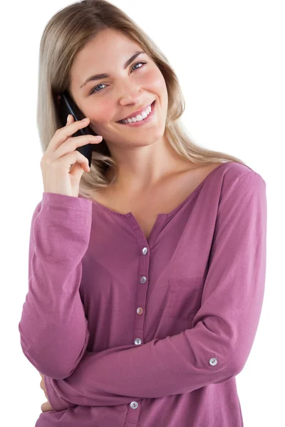 Mulher sorridente usando telefone celular — Fotografia de Stock