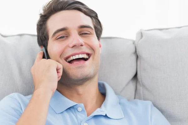 Man laughing while having a phone conversation — Stock Photo, Image