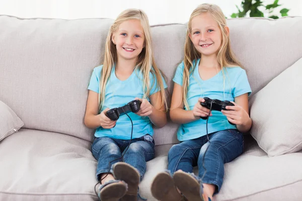 Retrato de gêmeos jogando videogames juntos — Fotografia de Stock