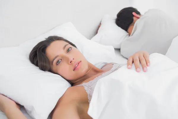 Nachdenkliche Frau schläft im Bett — Stockfoto