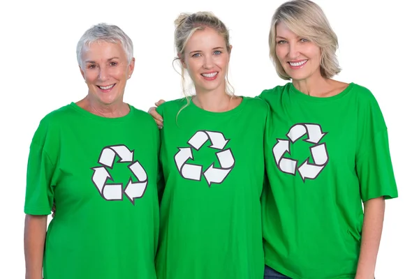 Três mulheres vestindo camisetas verdes de reciclagem sorrindo para a câmera — Fotografia de Stock