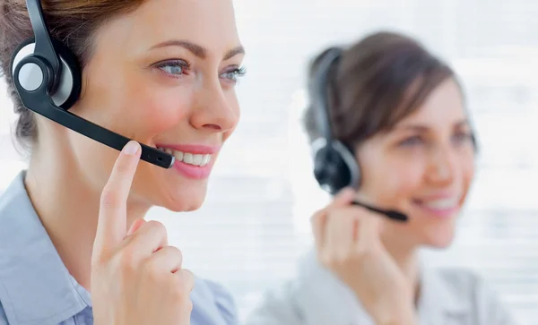 Agentes de call center com auscultadores no trabalho — Fotografia de Stock