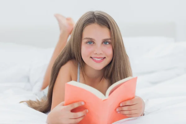 Bir kitap tutan genç bir kızın portresi — Stok fotoğraf