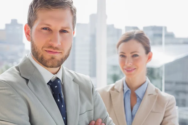 Lachende zakenpartners camera kijken — Stockfoto