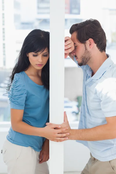 Pareja están separados por la pared blanca —  Fotos de Stock