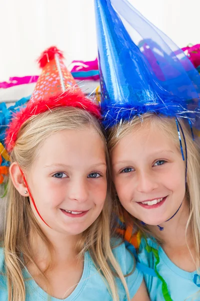 Niedliche Zwillinge auf ihrer Geburtstagsparty — Stockfoto