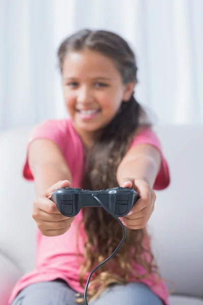 Ευτυχισμένος κορίτσι παίζει βιντεοπαιχνίδι στον καναπέ — Φωτογραφία Αρχείου