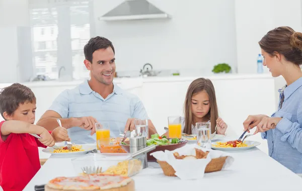 Familie isst Pasta mit Sauce lizenzfreie Stockfotos