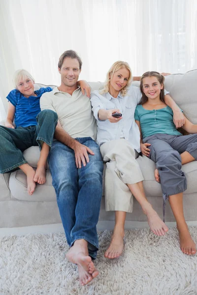 テレビを見ている家族の肖像画 ストックフォト