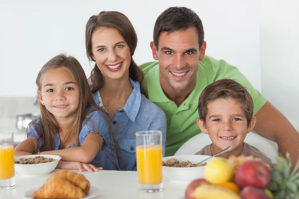 Portrait of parents having breakfast with their children — Stock Photo, Image