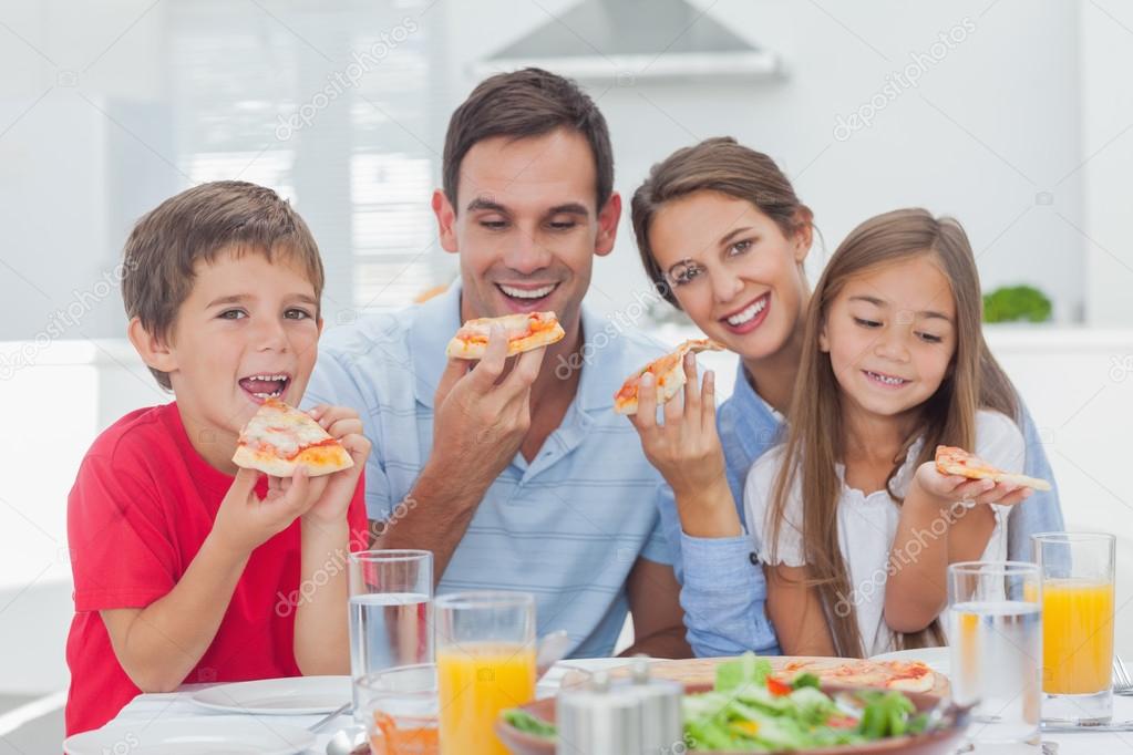 Fotos De Familie Die Pizza Isst De Stock Familie Die Pizza Isst Imagenes Libres De Derechos Depositphotos