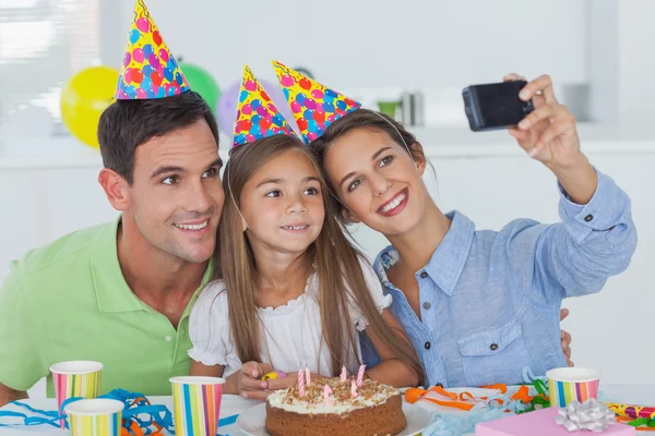 Mujer tomando fotos de su familia durante una fiesta de cumpleaños —  Fotos de Stock