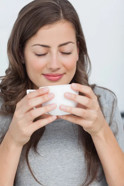 Frau wacht mit Kaffeeduft auf — Stockfoto