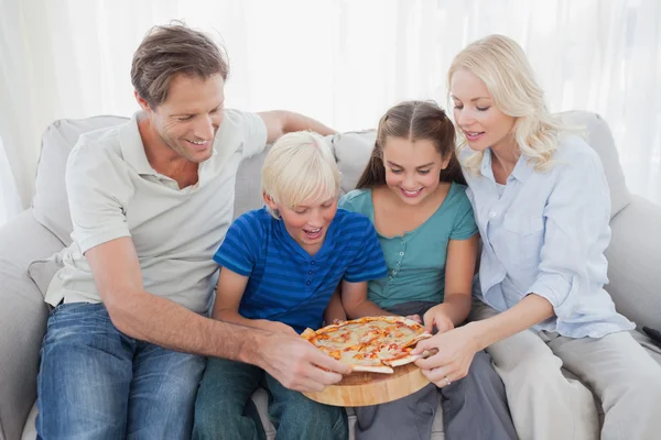 Rodina jíst pizzu dohromady — Stock fotografie