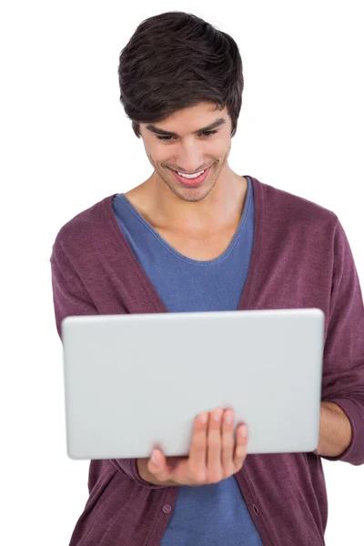 Uomo sorridente utilizzando un computer portatile — Foto Stock