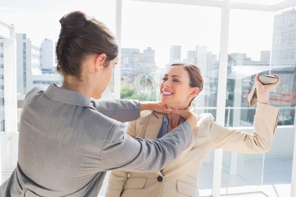 Businesswoman strangling her partner — Stock Photo, Image