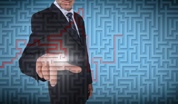 Homme d'affaires sélectionnant un labyrinthe — Photo