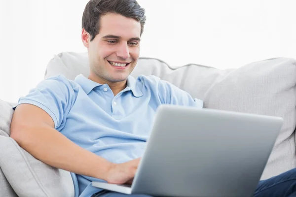 Homem atraente usando seu laptop — Fotografia de Stock