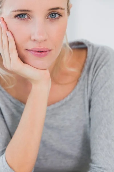 Atractiva mujer rubia mirando la cámara — Foto de Stock