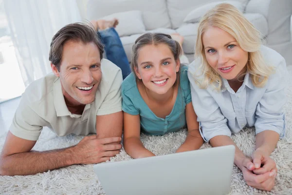 Portrait of parents and daughter using a laptop — Stock Photo, Image