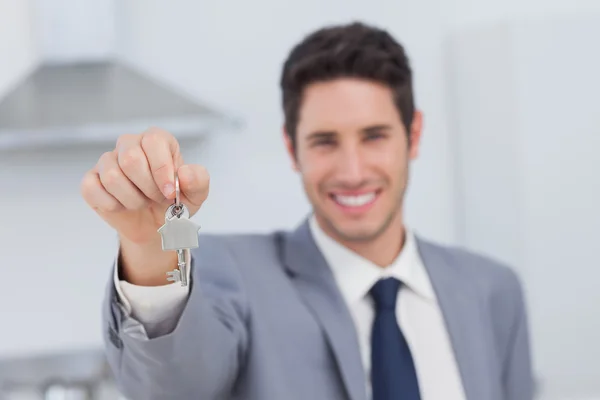 Agente imobiliário apresentando chave de casa — Fotografia de Stock