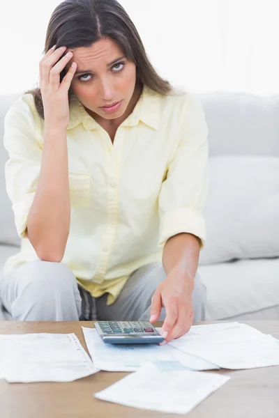 Anxious woman doing her accounts — Stock Photo, Image