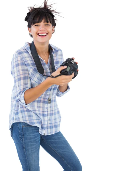 Joven alegre tomando fotos con su cámara — Foto de Stock