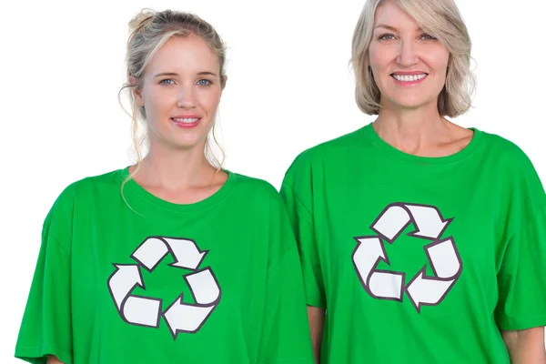Twee vrouwen dragen groene recycling tshirts — Stockfoto