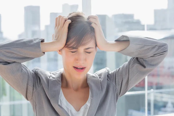 Frustrierte Geschäftsfrau mit Händen auf dem Kopf — Stockfoto