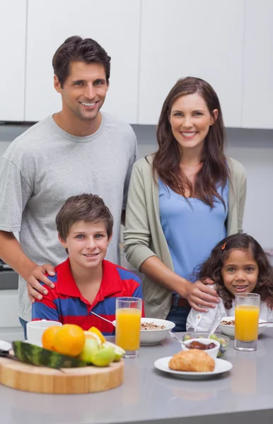 Familia sonriente en el desayuno — Foto de Stock