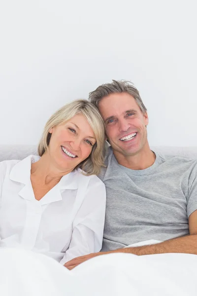 Sorrindo casal na cama — Fotografia de Stock