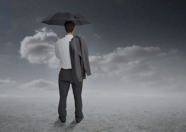 傘を保持しているビジネスマンの背面図 — ストック写真