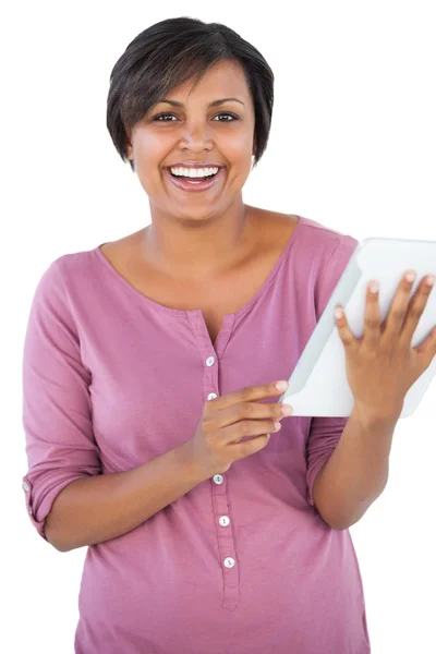 Mulher feliz segurando tablet pc — Fotografia de Stock