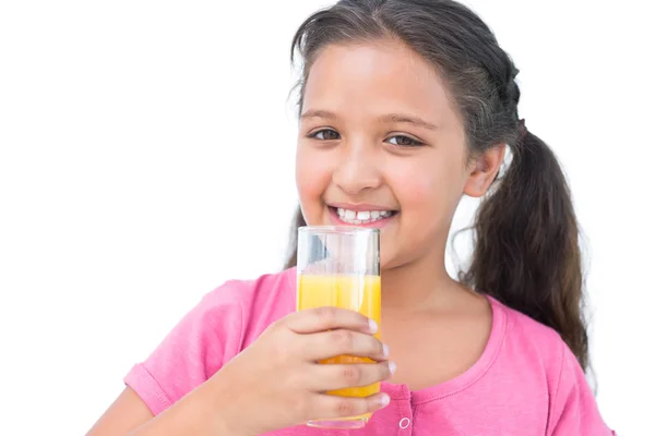 Χαμογελώντας μικρό κορίτσι πίνοντας χυμό πορτοκαλιού — Φωτογραφία Αρχείου