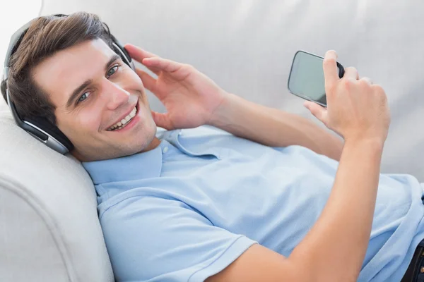 Ritratto di un uomo che ama la musica con il suo smartphone — Foto Stock