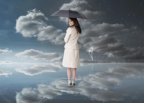 Affärskvinna som innehar ett svart paraply — Stockfoto