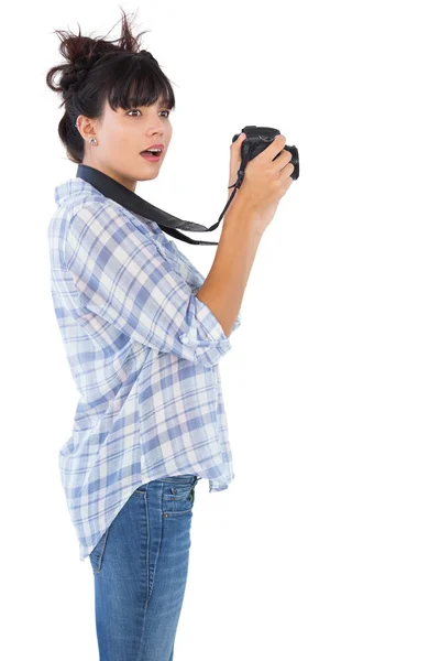 Surpreendida jovem mulher tirando foto com sua câmera — Fotografia de Stock