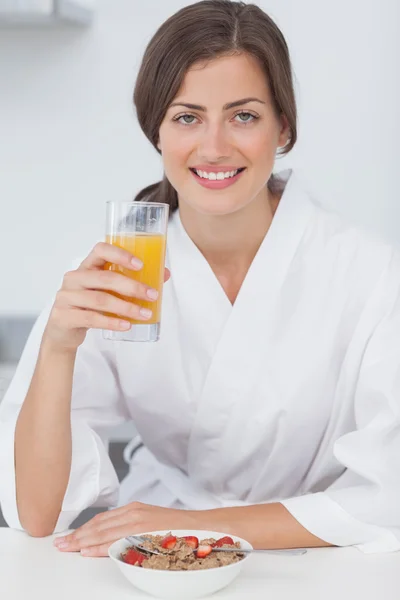Femme tenant un verre de jus d'orange — Photo