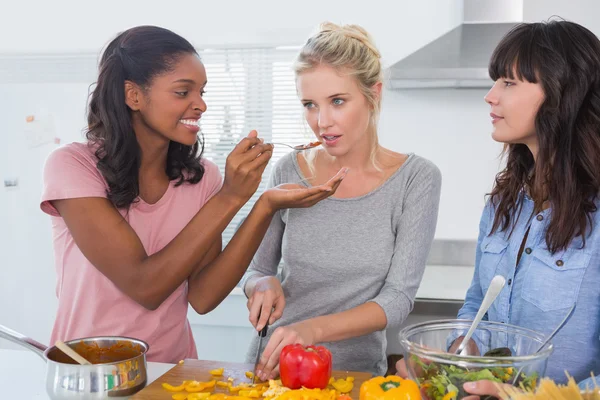 Fröhliche Freunde bereiten gemeinsam ein Essen zu — Stockfoto