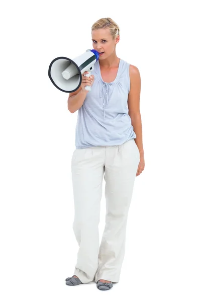 Bionda parlando in possesso di megafono — Foto Stock