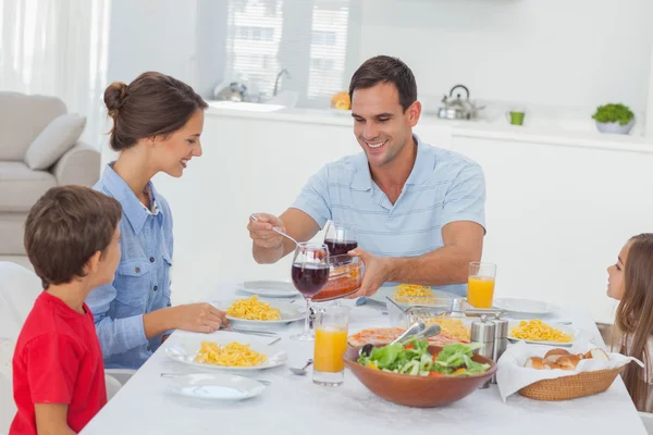 Mann serviert Ehefrau während des Abendessens — Stockfoto