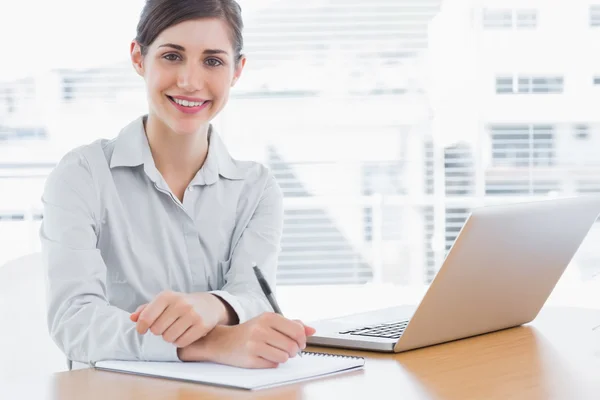 Joven empresaria sonriendo a la cámara — Foto de Stock