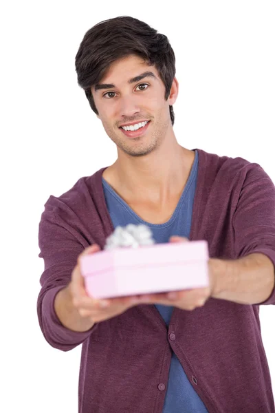 Молодой человек предлагает подарок — стоковое фото