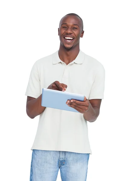 Homem rindo usando tablet pc — Fotografia de Stock