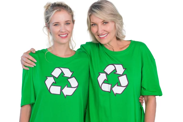 Dwie kobiety uśmiechający się noszenie zielone koszulki recyklingu — Zdjęcie stockowe