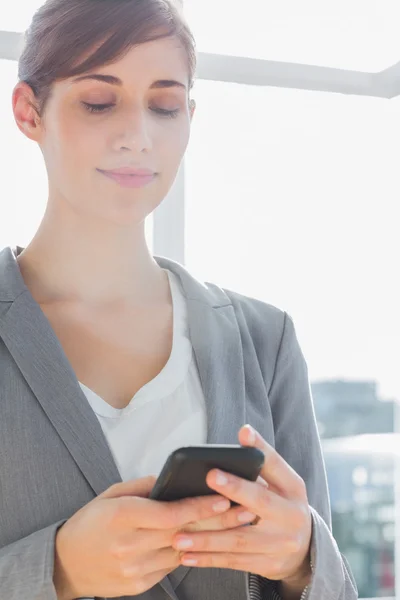 Geschäftsfrau schreibt SMS auf Smartphone — Stockfoto