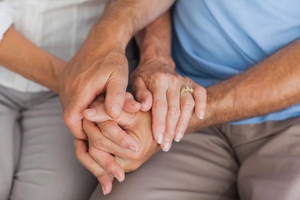 Elderly couple holding hands — Stock Photo, Image